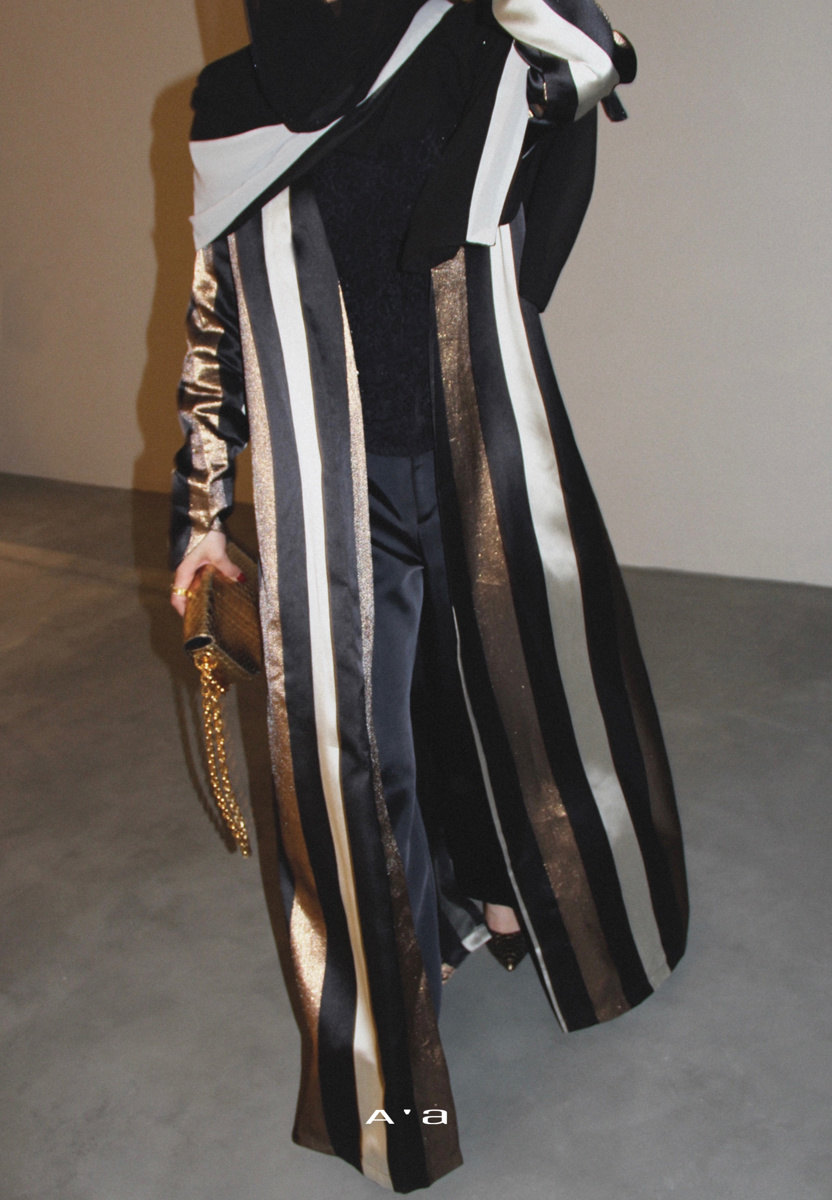 عباية ميزون سترايب من مجموعة ABAYA AESTHETIC