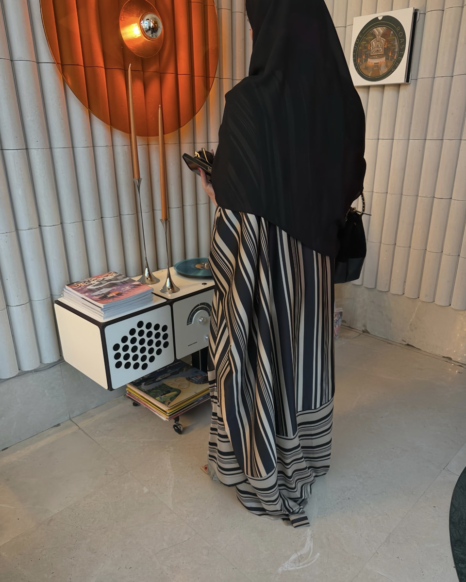 عباية مونوكروم دريفت من مجموعة ABAYA AESTHETIC