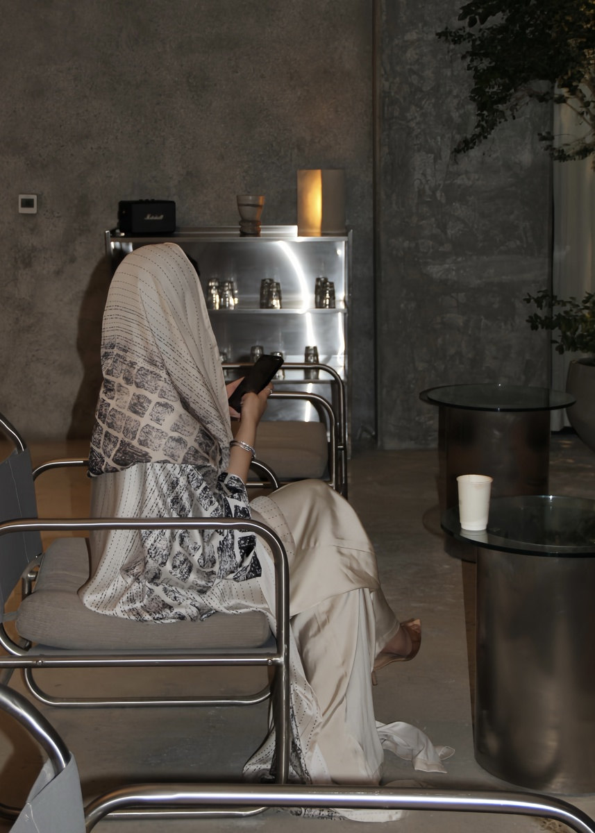عباية كريم ديون من مجموعة ABAYA AESTHETIC